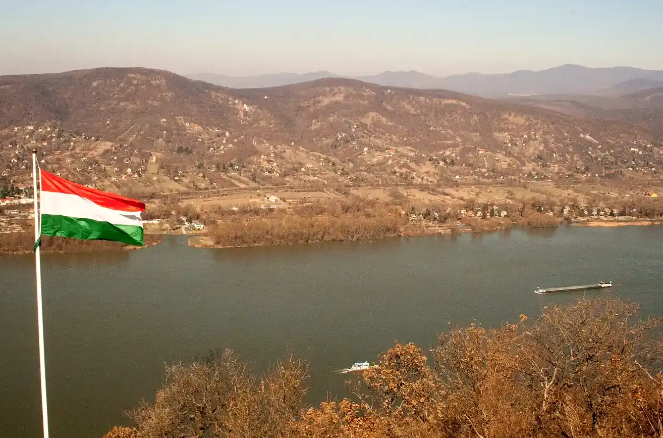 A Duna kanyarulata a visegrádi Fellegvárból nézve, tavaszi fényben