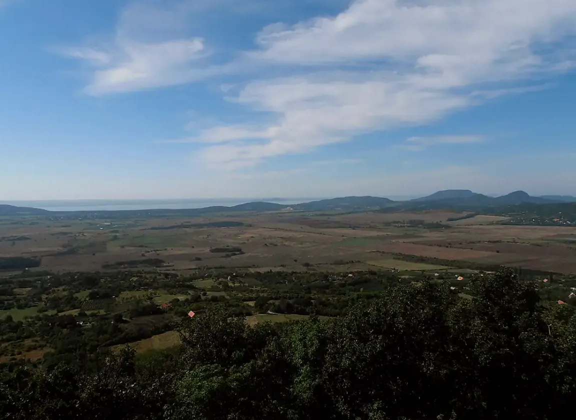 A Káli-medence dombjai és falvai az Eötvös Károly-kilátóból, a Balatontól északra