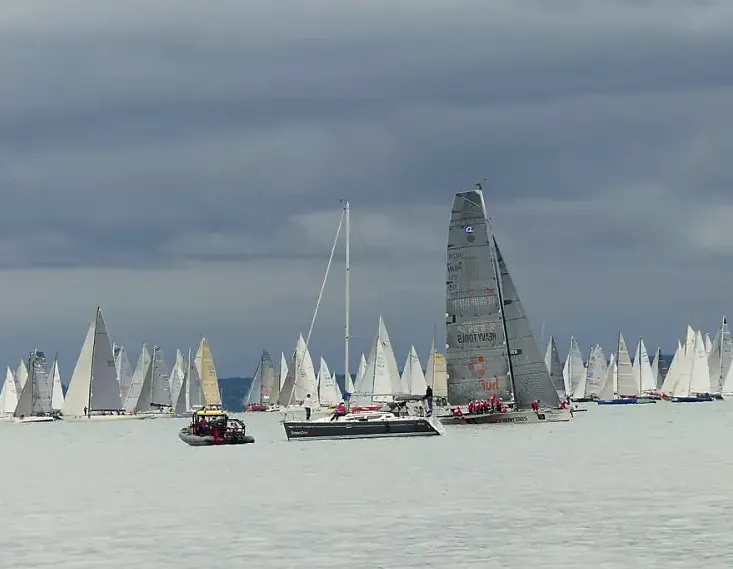 Vitorlások a Kékszalag verseny rajtjánál Balatonfüred előtt, 2016 júliusában