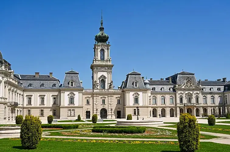 A keszthelyi Festetics-kastély barokk homlokzata középtoronnyal és szimmetrikus szárnyakkal