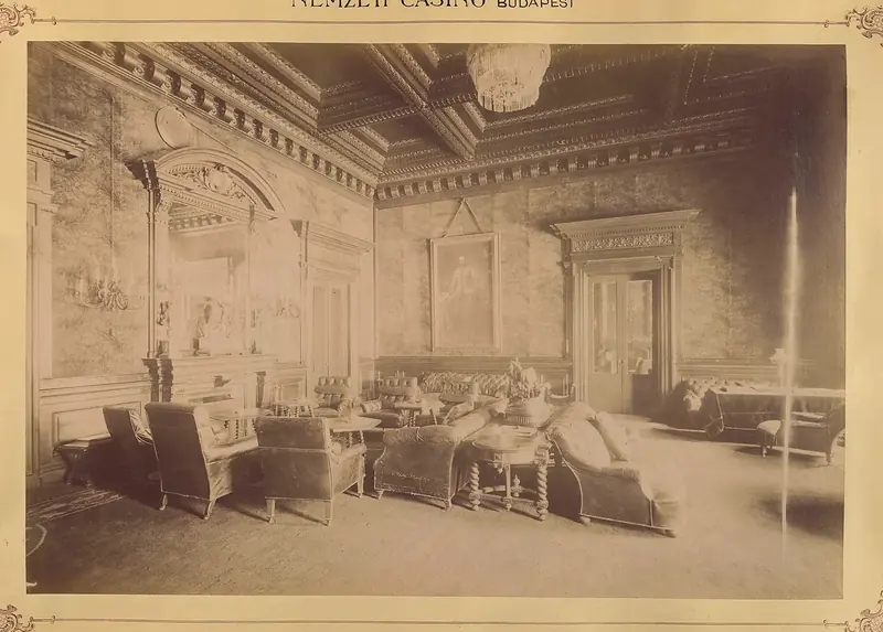 A pesti Nemzeti Casino nagyterme 1900 körül: karosszékek, csillárok, díszes falburkolat
