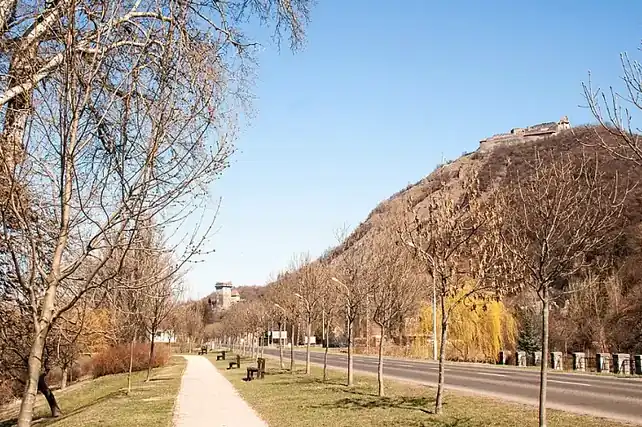 A visegrádi Fellegvár a hegytetőn, a Duna-partról fényképezve, 2012 márciusában