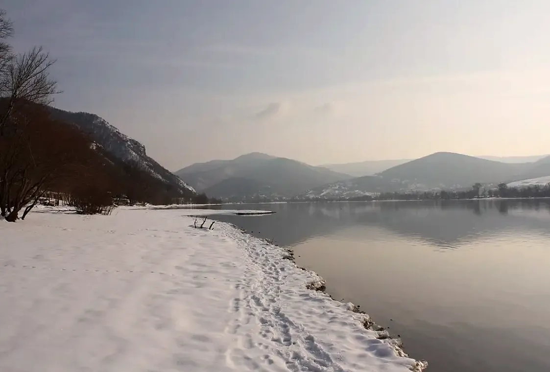 A Dunakanyar télen, a zebegényi partról nézve